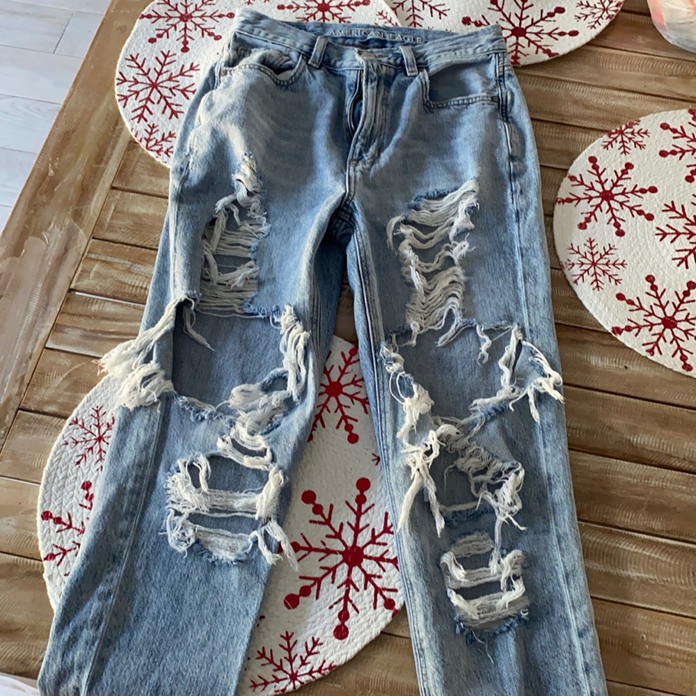 American Eagle size 2 ripped mom jean. Excellent condition